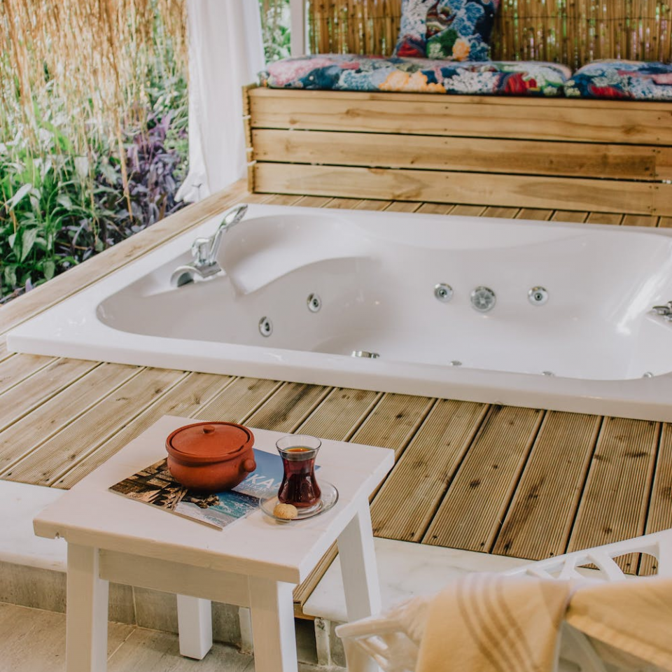 Het Creëren van de Perfecte Jacuzzi-ervaring: Accessoires en Upgrades om te Overwegen